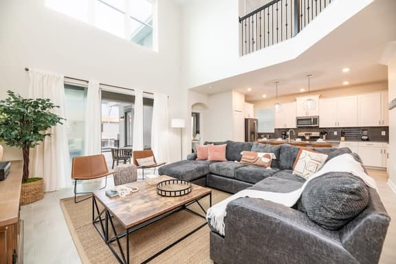 Themed Home 5BR - Private Pool, Prime Location