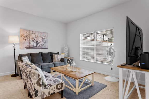 Townhome 4BR with Pool at Storey Lake
