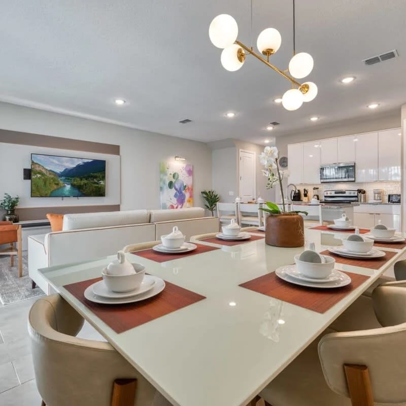 Affordable luxury home for 8 guests close to parks