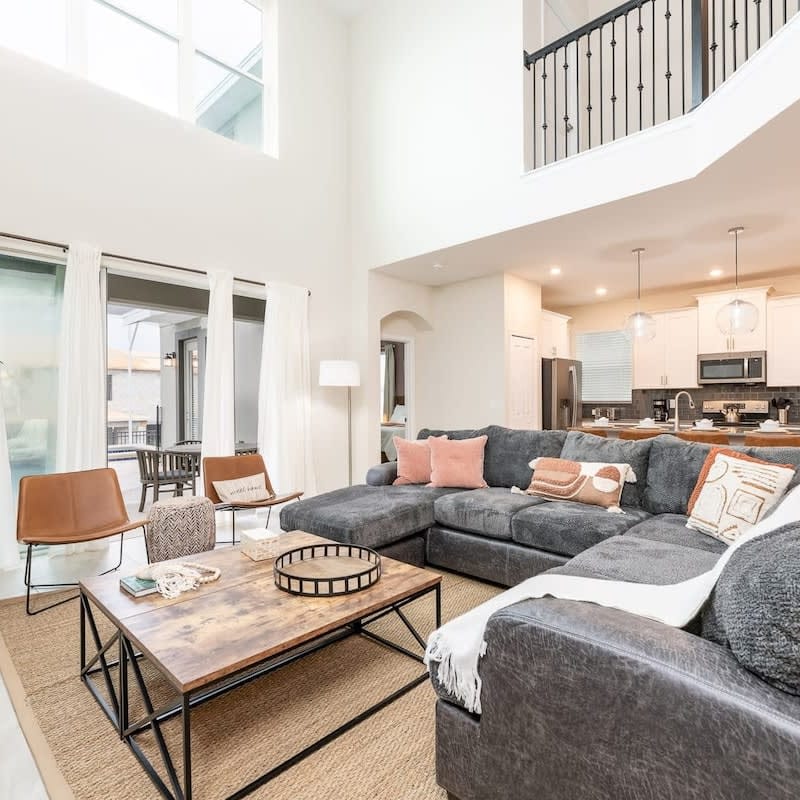 Themed Home 5BR - Private Pool, Prime Location